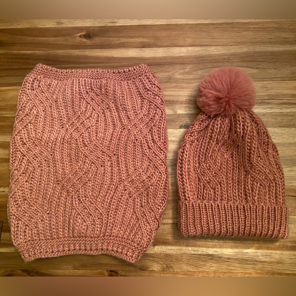 Zara Girl’s Knit Beanie and Infinity Scarf Set in Pink Size: 54cm (10-12) - Picture 2 of 6